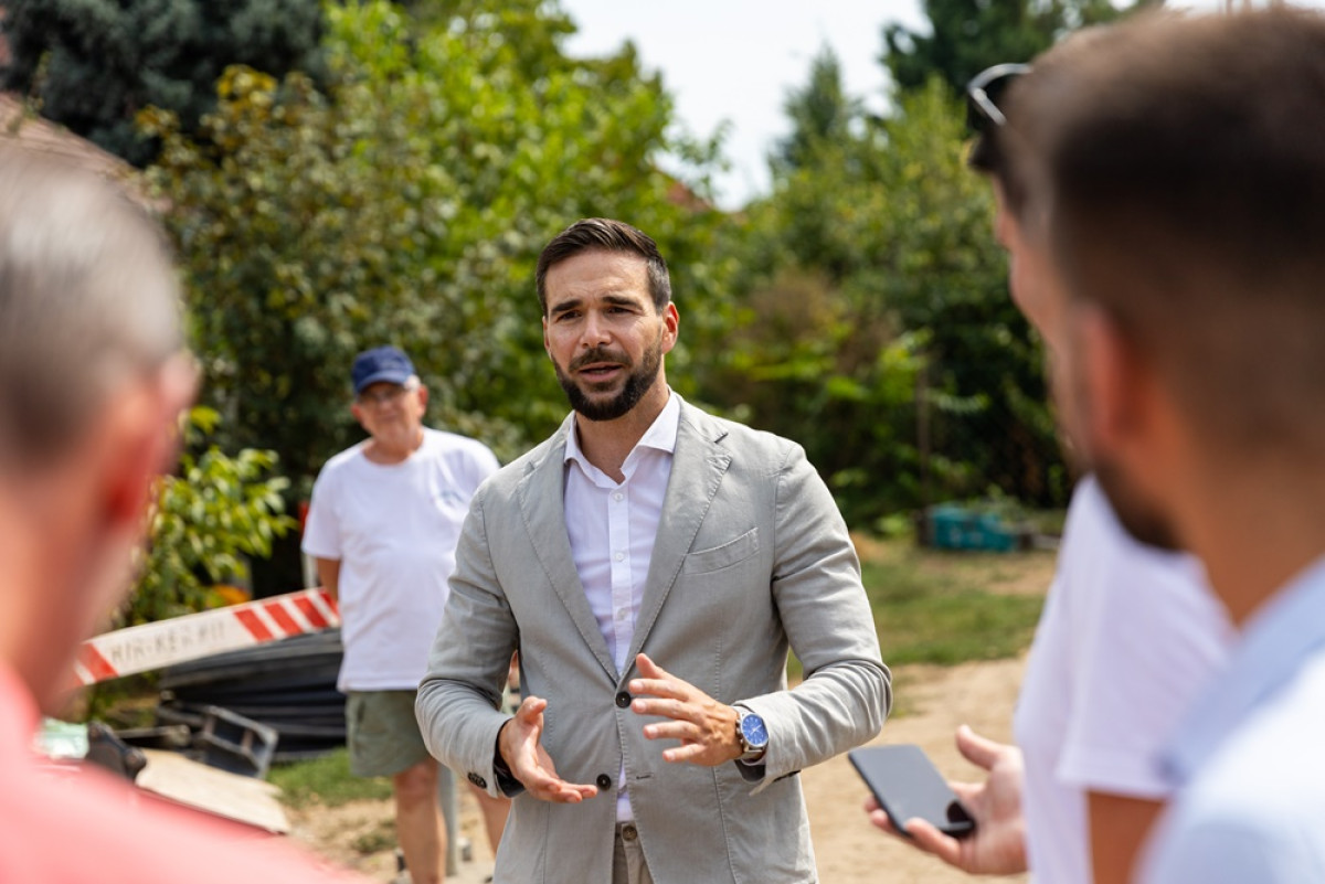 Barcsa Lajos a Gohér utca aszfaltozásánál