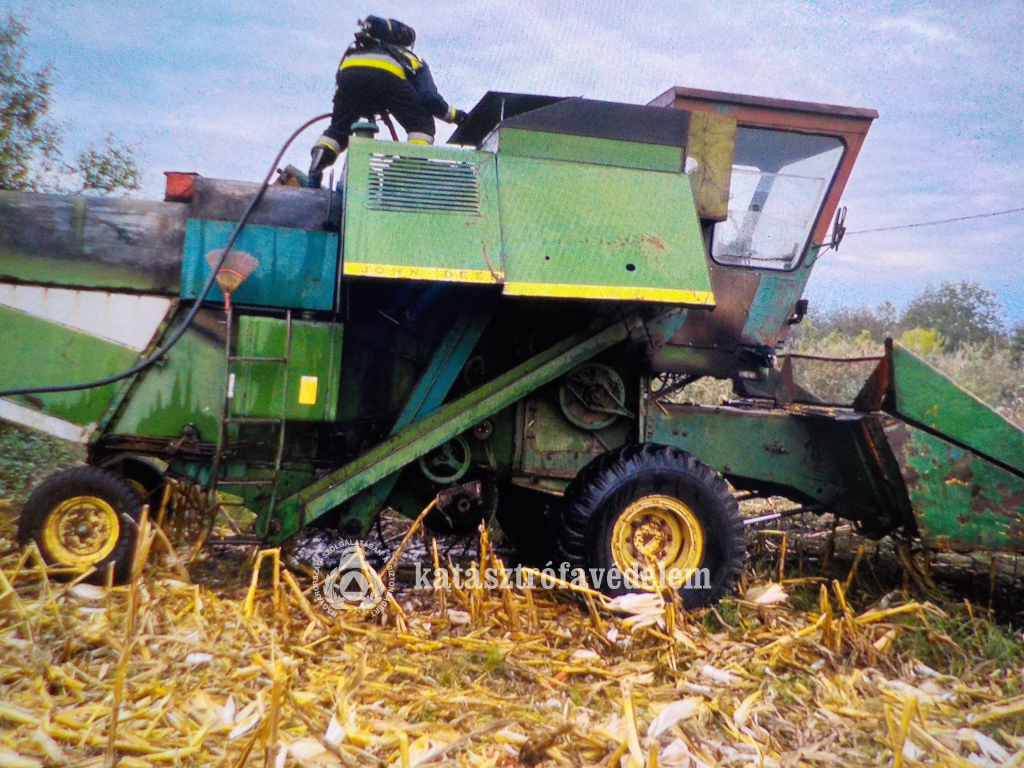 Kigyulladt egy kombájn Hajdúszoboszlón