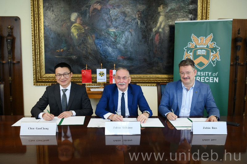 Együttműködési megállapodást kötött a Debreceni Egyetem és a CATL Debrecen