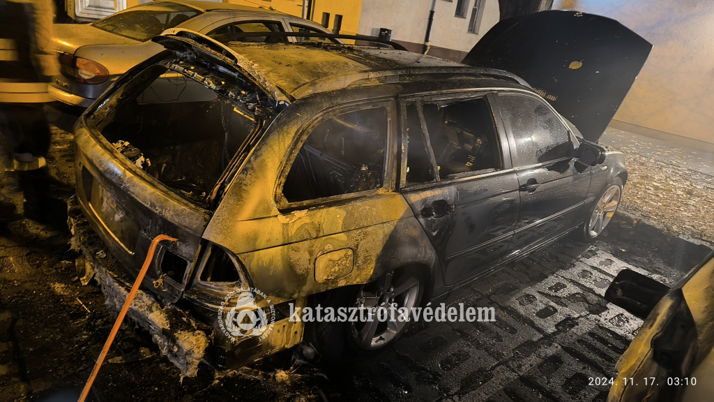 Teljesen kiégett egy autó Debrecenben