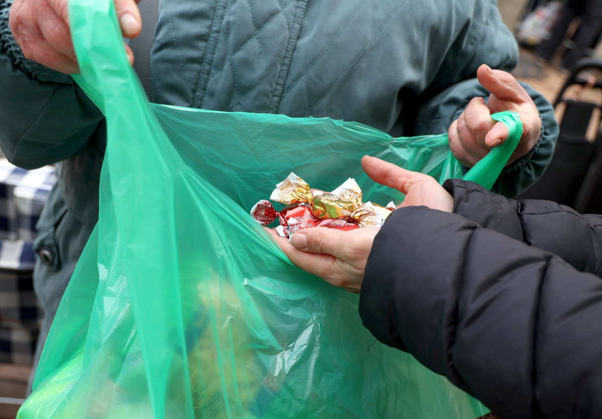 Szeged, Ételt az Életért Alapítvány, ételosztás, élelmiszercsomag, rászoruló, szegény, szegénység, Anna kút
