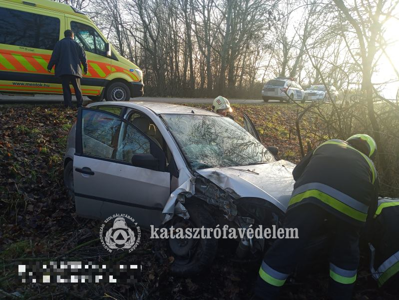 Fának ütközött egy autó Biharkeresztesnél