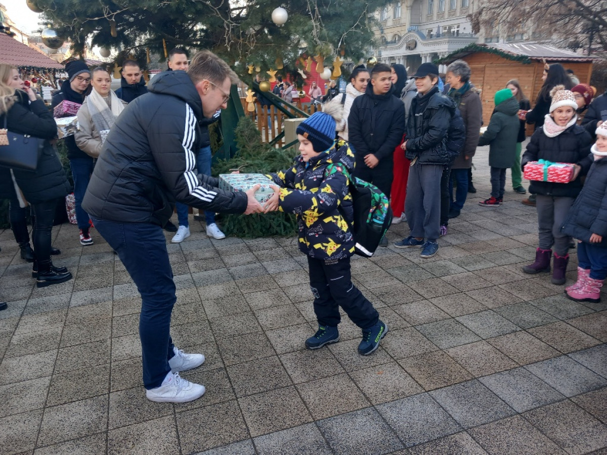 Gyerekeket ajándékozott meg a DEAC Kosárlabda Akadémia