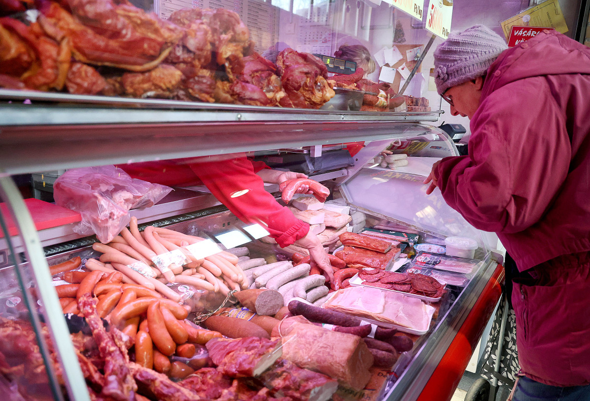 Szeged, szilveszter, vásárlás, bevásárlás, újév, malac, virsli, hús, lencse, pezsgő, duda, szerencse malac, szerencse, Mars téri piac