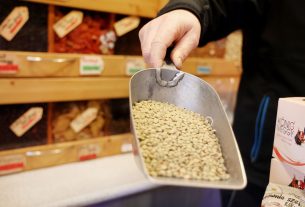 Szeged, szilveszter, vásárlás, bevásárlás, újév, malac, virsli, hús, lencse, pezsgő, duda, szerencse malac, szerencse, Mars téri piac