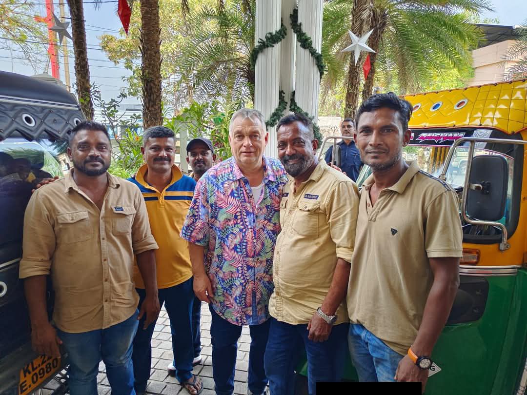 Nyaralós ingben, indiai sofőrökkel pózolt Orbán Viktor