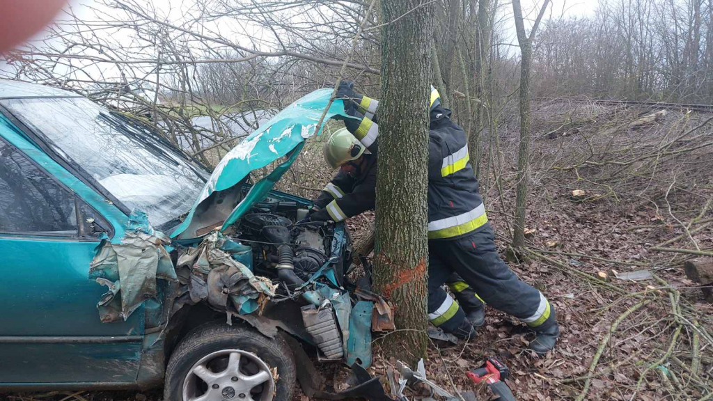 Fának hajtott egy autó Pocsajnál