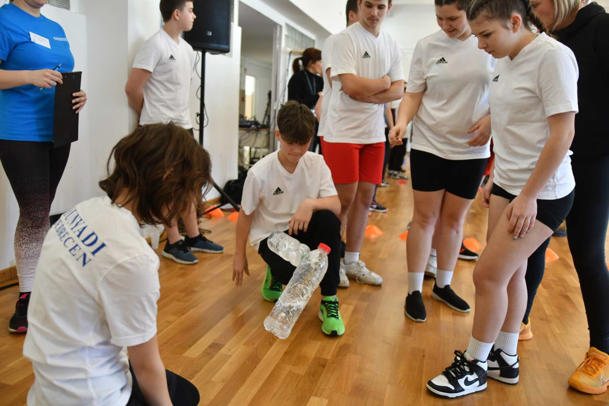 Így mozdultak a debreceni Szent Bazil diákjai