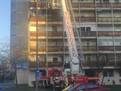 Tűz volt egy debreceni társasházban