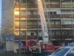 Tűz volt egy debreceni társasházban