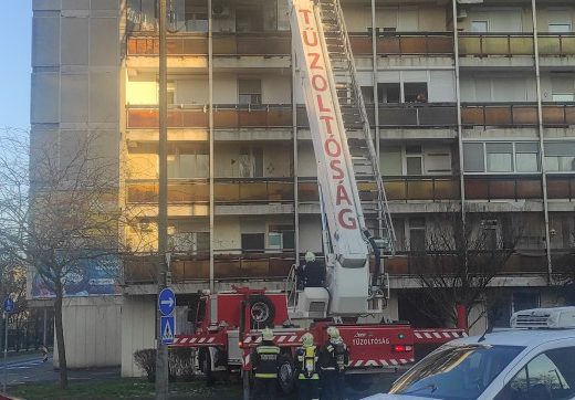 Tűz volt egy debreceni társasházban
