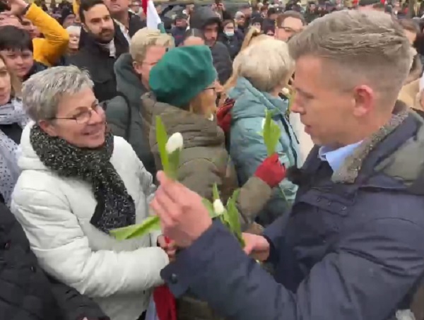 Magyar Péter virágot oszt