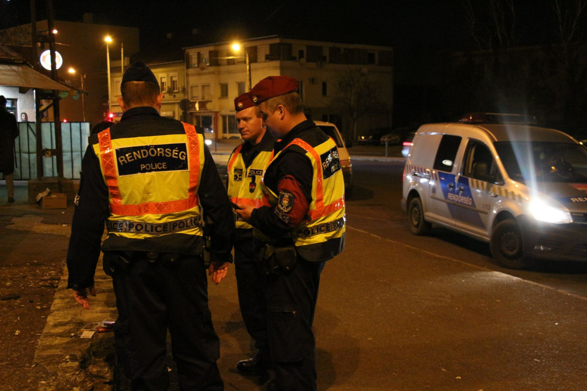 Rendőr ellenőriz, razzia
