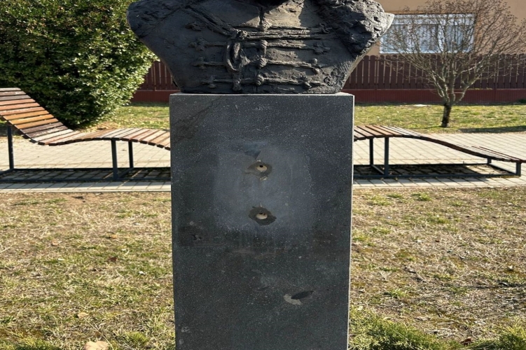 Elloptak egy táblát Hajdúhadházon