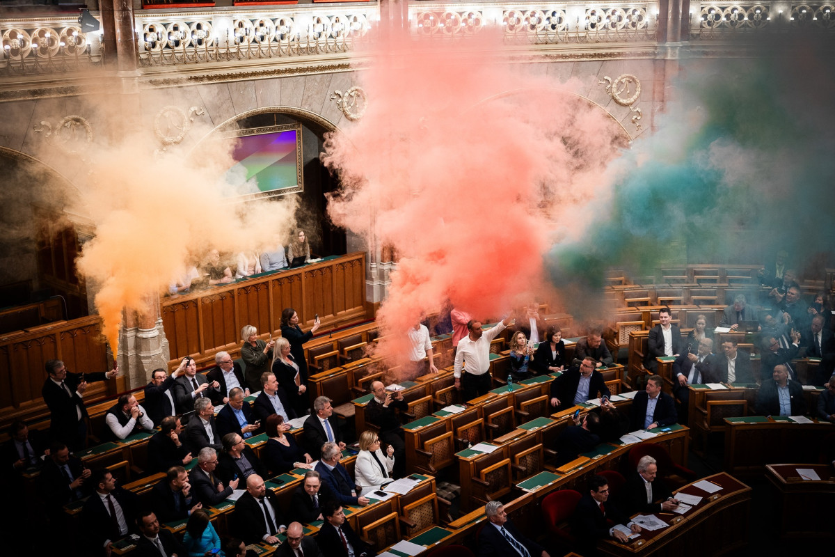 A Momentum füstgyertyázása a parlamentben