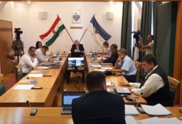 Családi erőszakkal gyanúsított szoboszlói képviselő