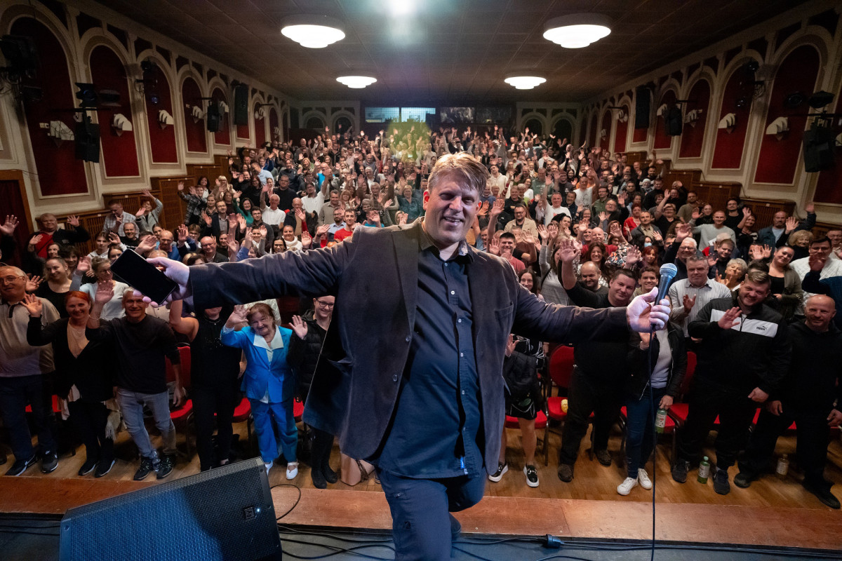 Bruti előadása Debrecenben