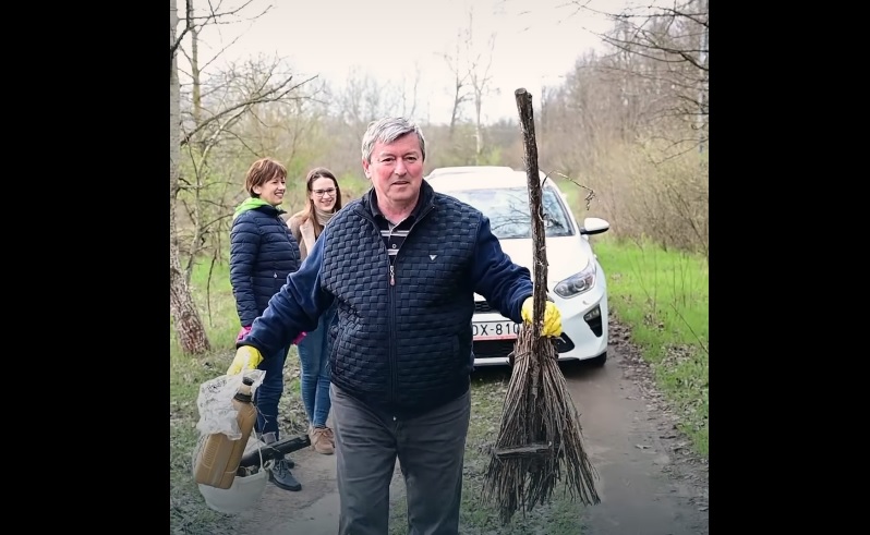 Pósán László szemetet szed