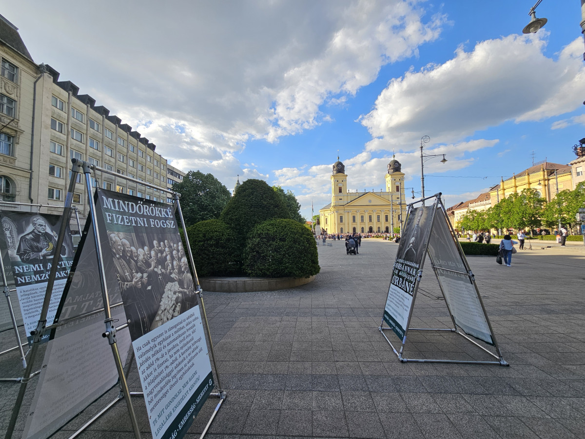 A Párbeszéd-Zöldek egyházkritikai kampánya Debrecenben