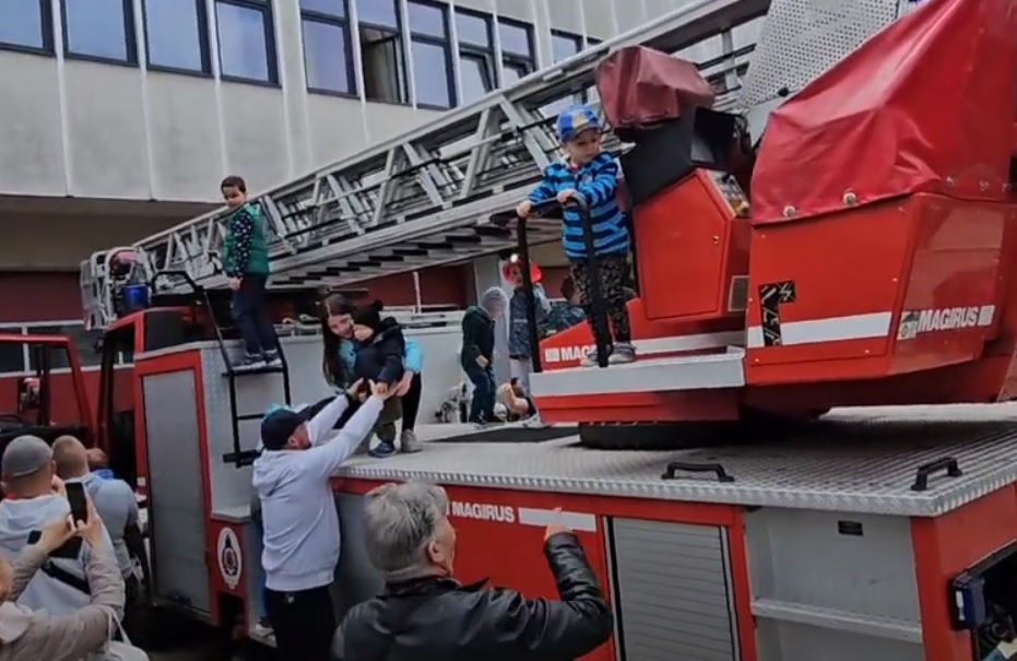 Gyermeknapon kinyitott a tűzoltólaktanya Debrecenben