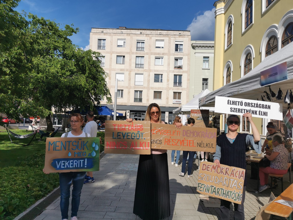 "Köztéren a közjóért" - a demokráciáért sorakoznak fel Debrecenben