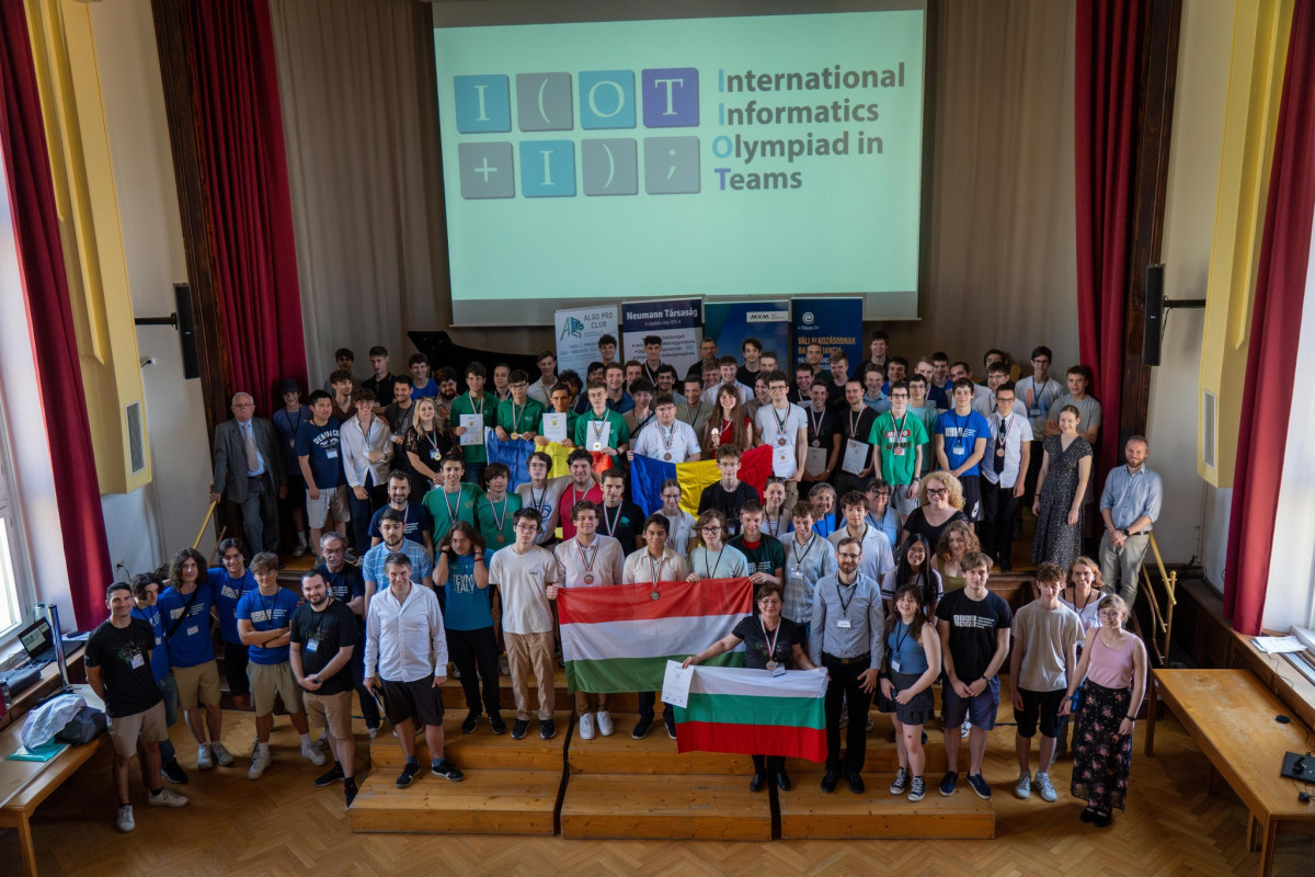 Ezüstérmet szereztek a Debreceni Fazekas Mihály Gimnázium diákjai a nemzetközi diákolimpián