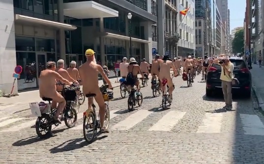 Több mint száz meztelen kerékpáros szelte át Brüsszel utcáit