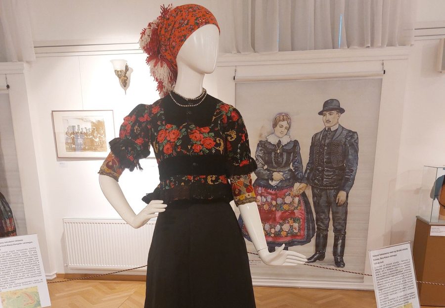 Lányok, asszonyok ünneplőben