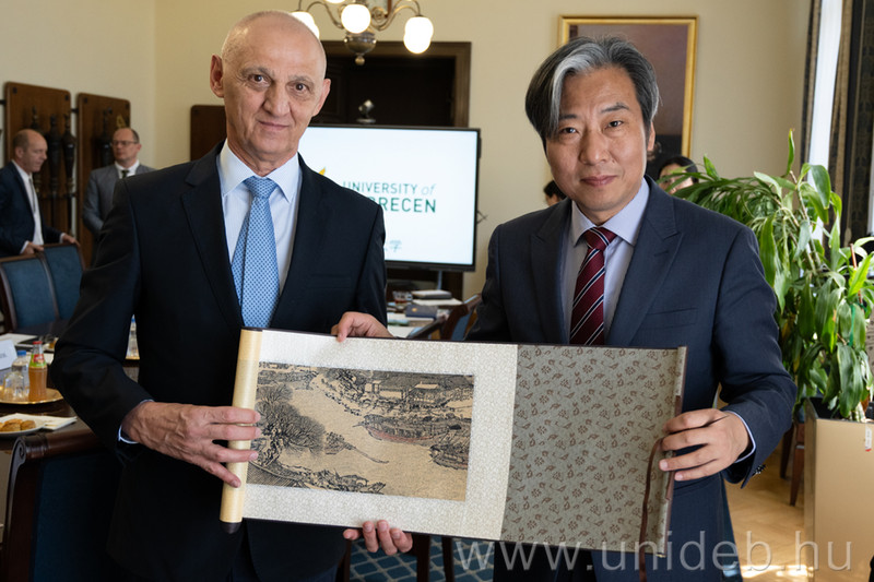 Kínai alapszak indításáról egyeztettek a Debreceni Egyetemen