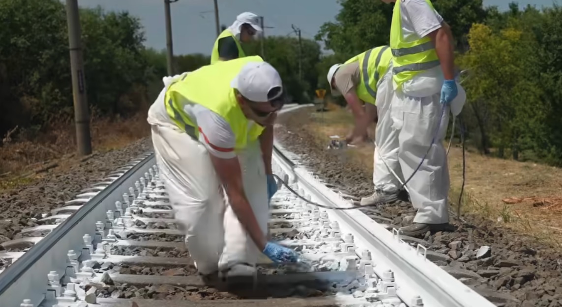 Hővédő fehér sínfestékkel próbálja csökkenteni a sínek hőmérsékletét a MÁV