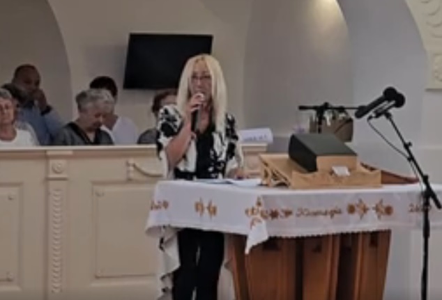 Megnyílt Kolozsvári Edit szakrális tárlata a kismarjai református templomban