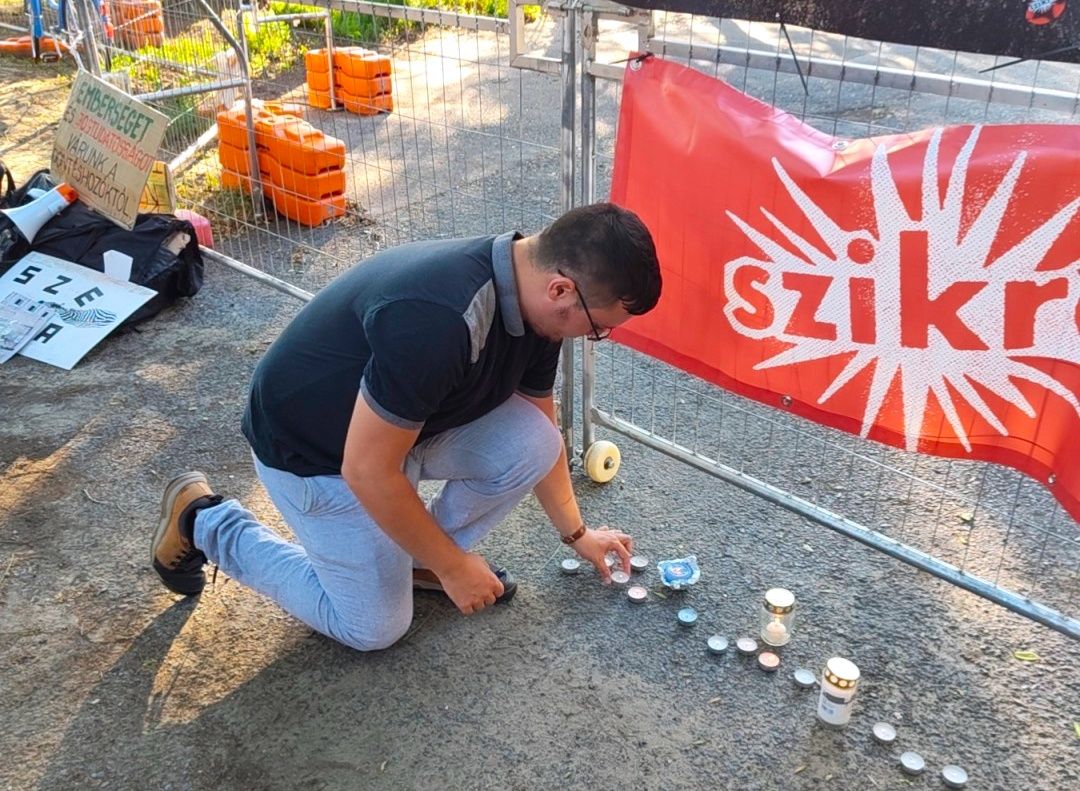 Gyertyagyújtást tartott a Szikra Mozgalom debreceni szervezete a Keletterv romjai előtt