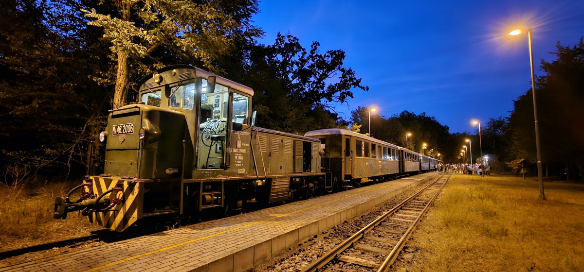 Teliholdas éjszakai kalandra csábít a Zsuzsi vonat