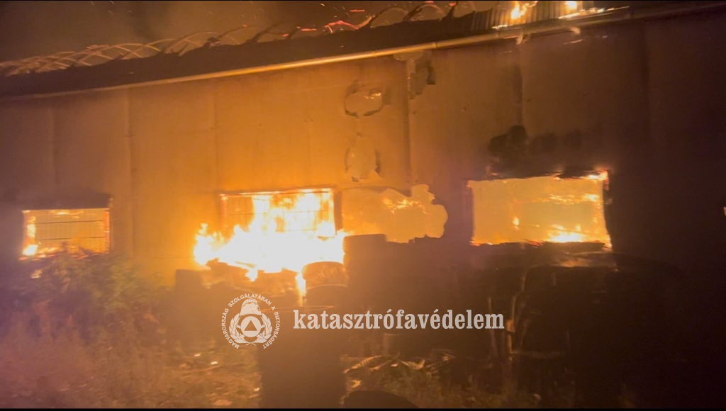 Kigyulladt egy autószerelő műhely Debrecenben