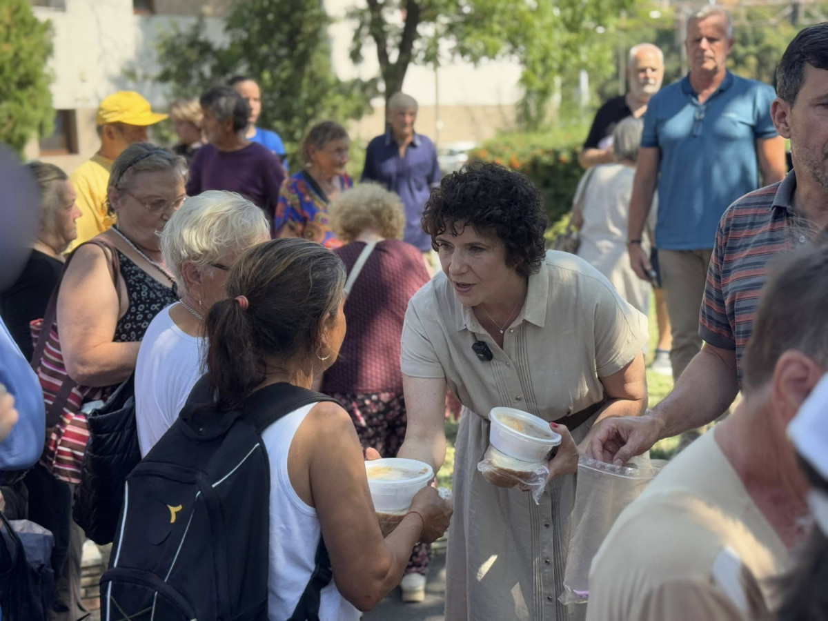 Dobrev Klára is részt vett a DK debreceni ételosztásán