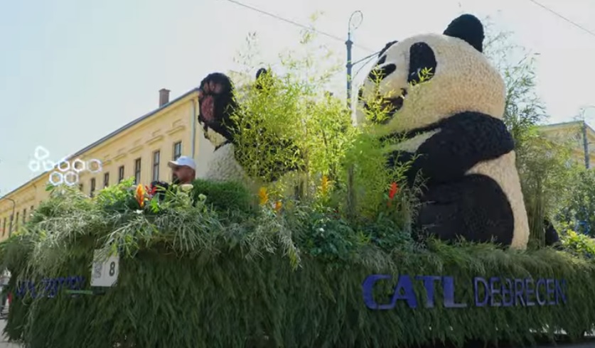 CATL virágkocsi a debreceni virágkarneválon