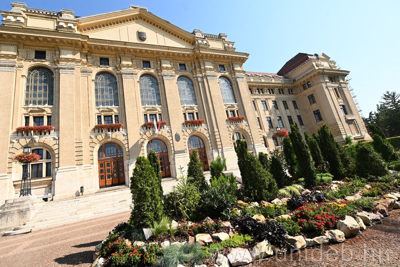 Virágszigetek díszítik a Debreceni Egyetem előtti teret