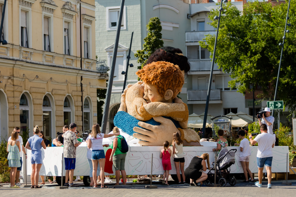 Közösségi virágkocsi díszítése Debrecenben