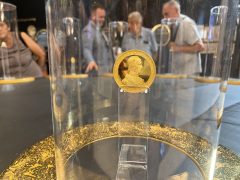 Megnyílt a "Az arany útja – 700 éves a magyar aranyforint" című kiállítás a Déri Múzeumban