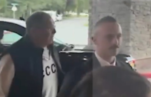 Szergej Lavrov CCCP-feliratos felsőben érkezett Alaszkába