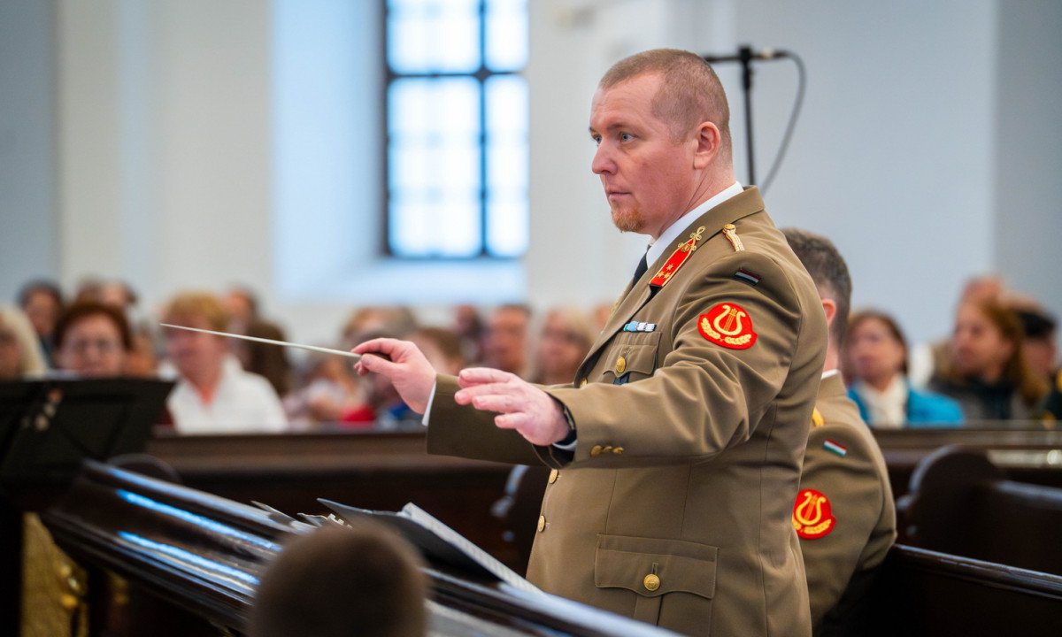 Kovács Róbert lett a karmester - Új korszak kezdődik a debreceni katonazenekar életében