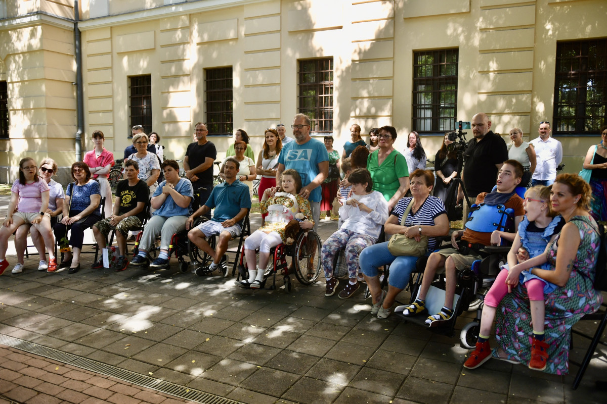 Különleges fotókiállítás nyílt a debreceni Szeretetkertben