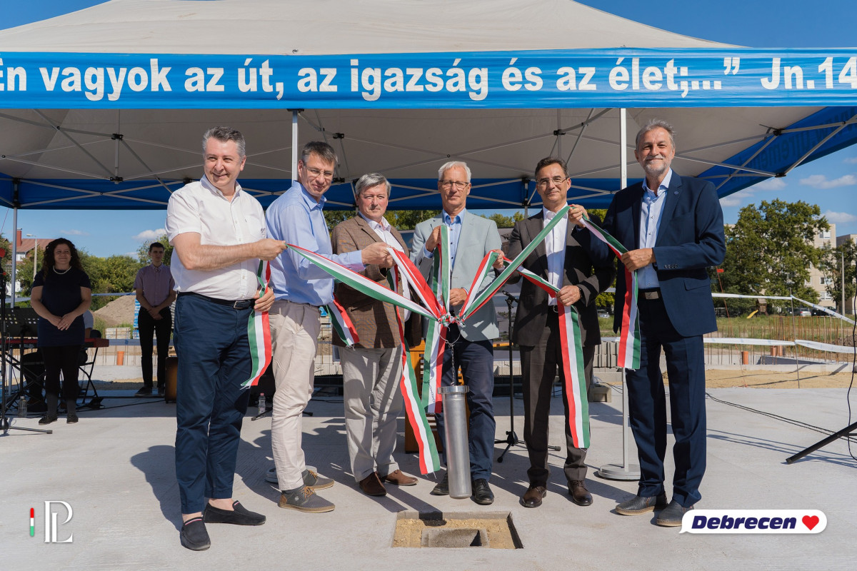 Ünnepeltek a debreceni baptisták - letették a gyülekezeti központ alapkövét