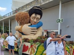 Ölelés ereje virágkocsi - virágkarnevál Debrecen 2025