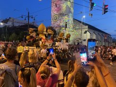 Esti virágkarneváli felvonulás Debrecenben