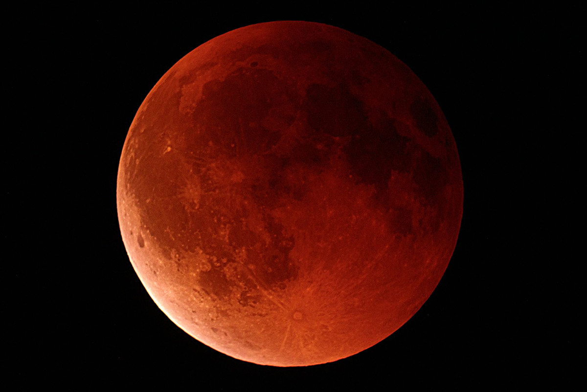 Teljes holdfogyatkozás Magyarországon