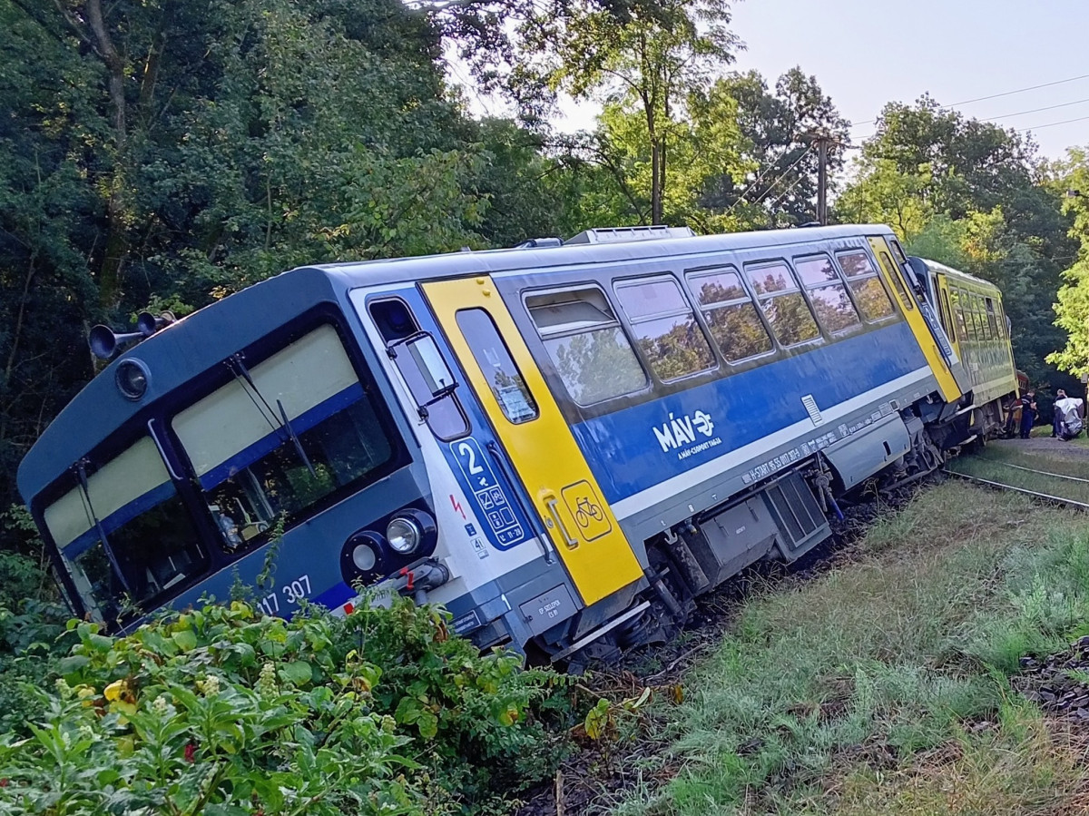 Magyarkútnál kisiklott egy vonat