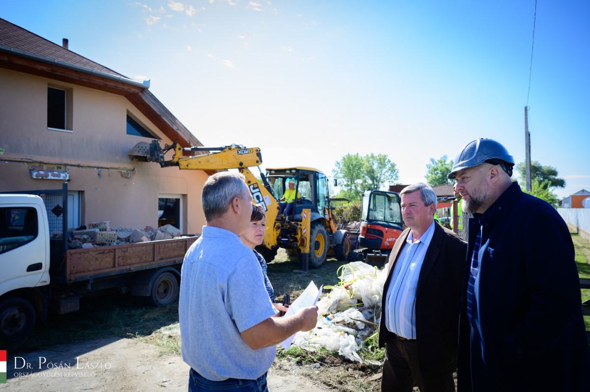 Bontják a közlekedést akadályozó kondoroskerti épületet
