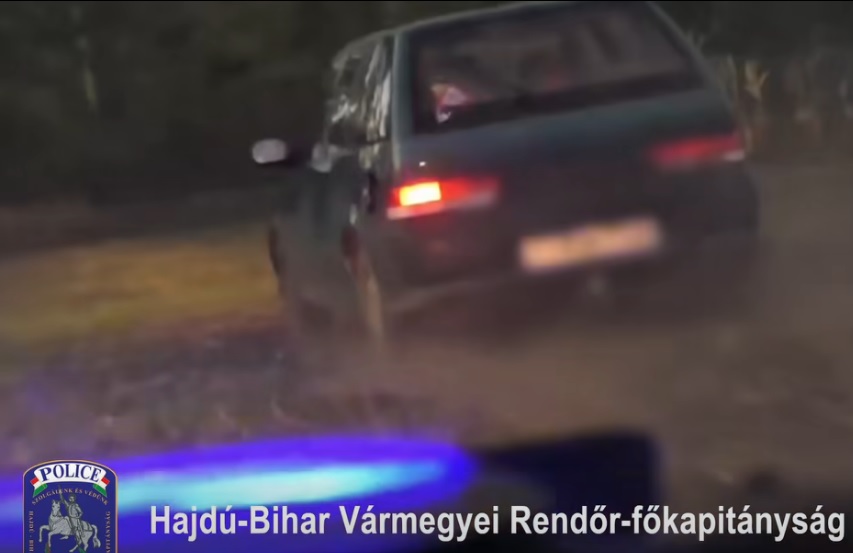 Filmbe illő autós üldözés Hajdúszoboszlónál: videón az akció