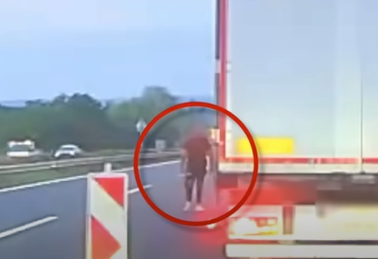 Megállásra kényszerítette a kamiont az M3-ason, majd vascsővel verte be az ablakát